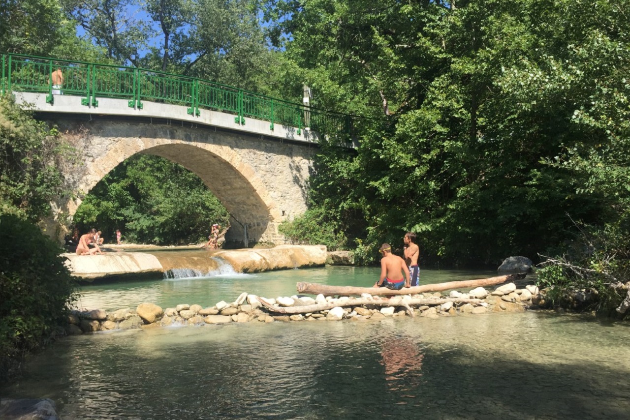 Le pont Bossu, à 5 km de la maison, offre un coin de baignade sur le cours de la Gervanne