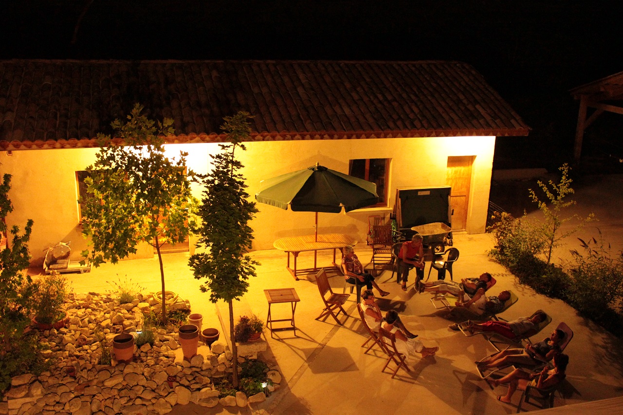 La terrasse pendant une soirée d'été